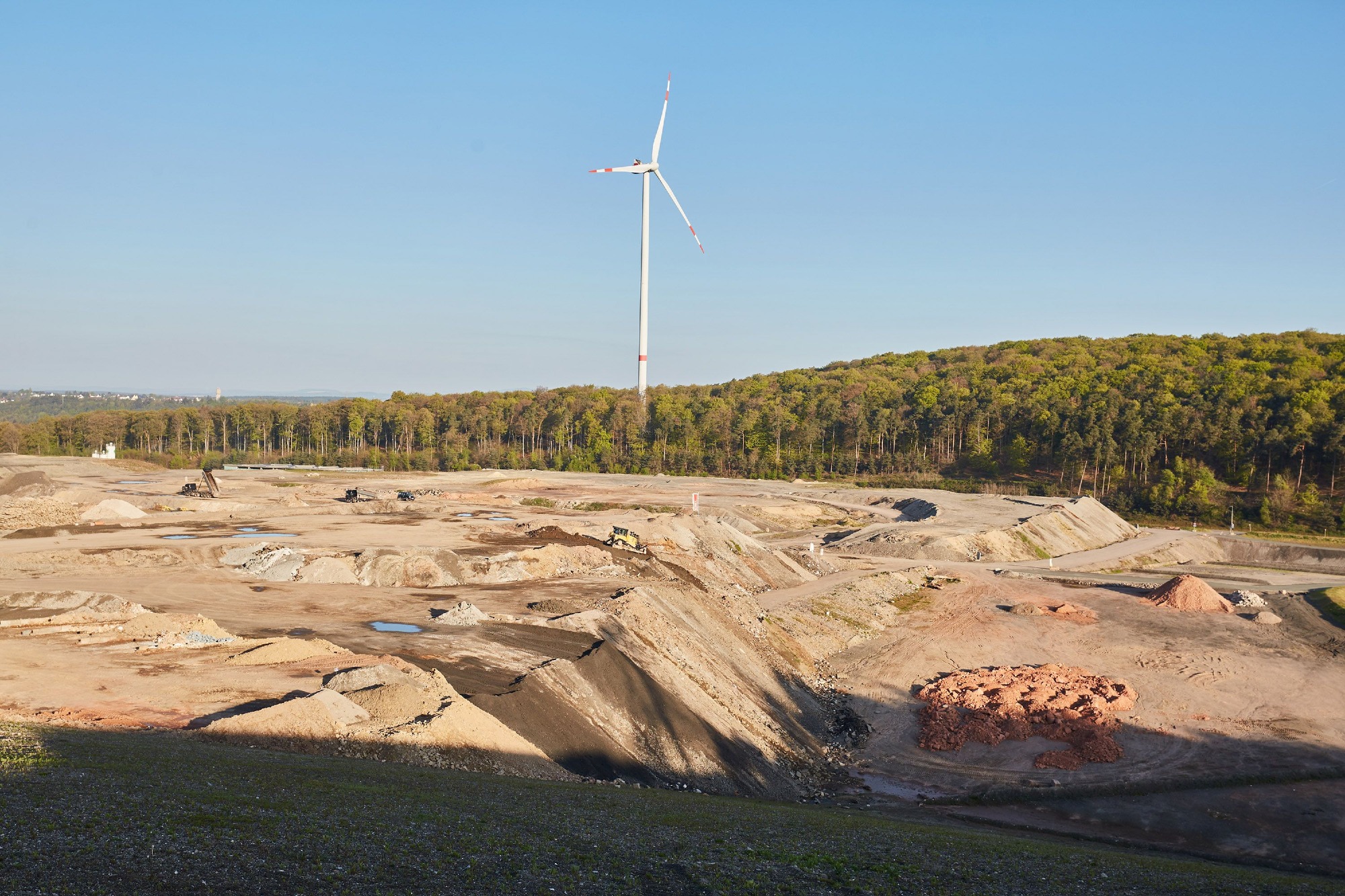 ZAK Deponie Kapiteltal mit Abdichtungsfolien und Windkraftanlage für moderne Deponietechnik