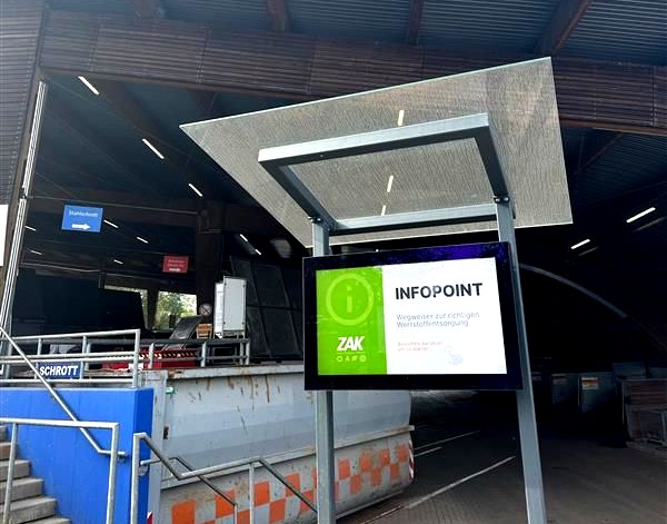 ZAK Wertstoffhof Eingangsbereich mit Bildschirm "Info Point" und überdachter Annahmestation für Wertstoffe und Recyclingmaterialien